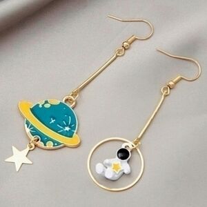 MODCLOTH ASTRONAUT IN ORBIT EARRINGS